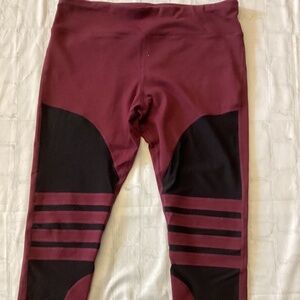 PERFORMANCE CAPRI LEGGINGS ( Size: Large) (Color: Burgundy/ Black) PREOWNED